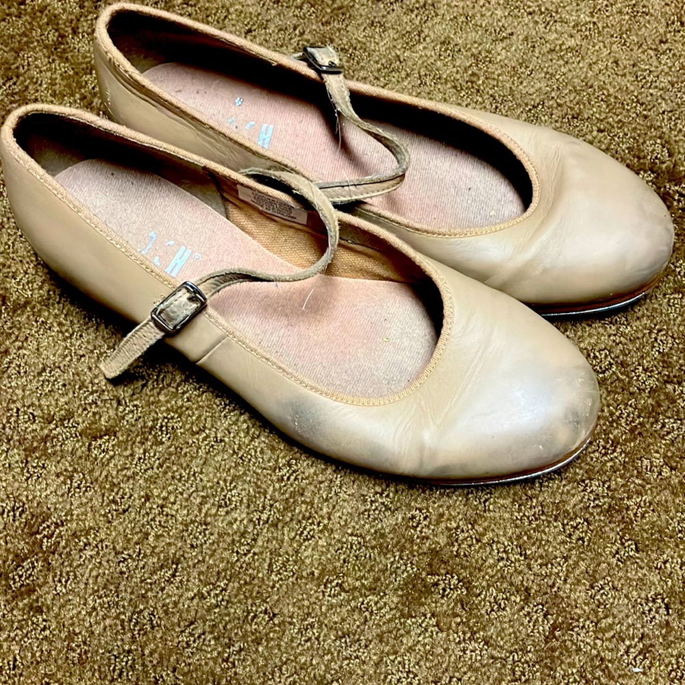 Tan tap shoes by Bloch, size 8 1/2 preowned, shoe itself in good conditi…